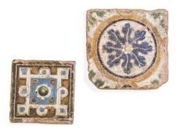 633.  Lote de dos azulejos de cerámica esmaltada, una con flor.Toledo, S. XVI - XVII.