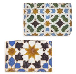 641.  Dos azulejos de cerámica esmaltada de arista decoración de lacerías y estrellas.S. XVI y otro S. XVII.