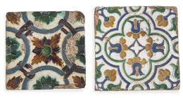 638.  Dos azulejos de cerámica esmaltada con flores.S. XVI.
