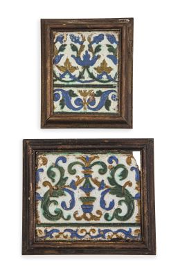 630.  Dos azulejos de cerámica de arista de estilo renacentista, esmaltados, en verde, melado, blanco  y azul, decorado con hojas. Enmarcados.Toledo, S. XVI.
