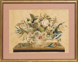 652.  Seda bordada con hilos de colores con cesto de flores sobre mesa, con hilos de colores "a pintura".S. XIX.