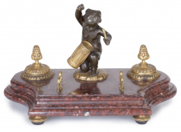 967.  Tintero Napoleón III en mármol y bronce patinado y dorado con niño con tambor. Francia, S. XIX.