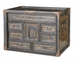 637.  Escritorio de madera lacada e incrustaciones de nácar de estilo Nambán, decorado con hojas y flores.Japón, periodo Edo, S. XVII.