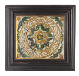893.  Pareja de azulejos de cerámica con decoración geométrica con la técnica de arista viva.Triana, S. XVI.