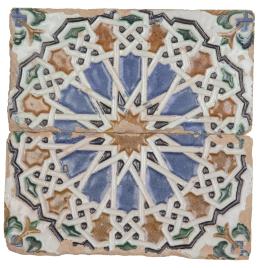 1090.  Dos azulejos de tabla de cerámica esmaltada en blanco, verde, negro y azul con decoración geométrica.S. XVII.