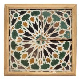 1092.  Panel de cuatro azulejos de arista de cerámica esmaltada en verde, ocre, negro y melado, decorado con motivo geométrico de estrellas.Toledo, S. XV.