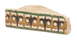 1093.  Alicer de cuerda de cerámica esmaltada en negro, melado y verde.Toledo, S. XV.