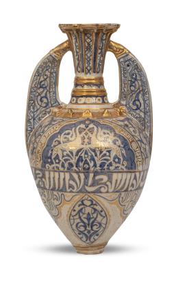 1110.  "Vaso de la Alhambra".Copia que sigue al jarrón de las gacelas de la Alhambra del período Nazarí (1301-1400) de cerámica esmaltada en reflejo metálico y azul.Granada o Manises, segunda mitad del S. XIX.