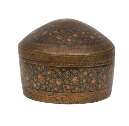 1136.  Caja de papier maché lacado con decoración de flores "cashmire".India, finales del S. XIX.