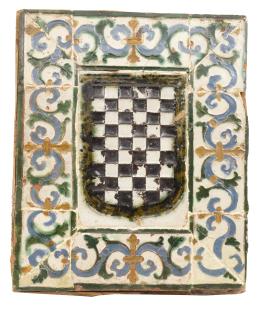 1086.  Panel heráldico de arista de cerámica esmaltada en negro, verde, azul y melado.S. XVI.