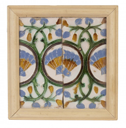 895.  Dos azulejos en cerámica con la técnica de arista viva decorados con conchas. Esmaltados en verde, azul y melado.Triana, S. XVI.