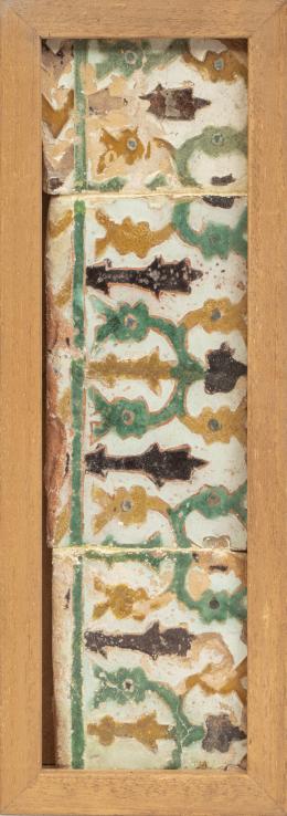 1085.  Tres azulejos de cerámica de arista en verde y negro y melado.S. XVI.