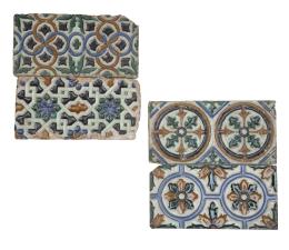 1099.  Cuatro azulejos de tabla de cerámica de arista esmaltadaS. XVII.