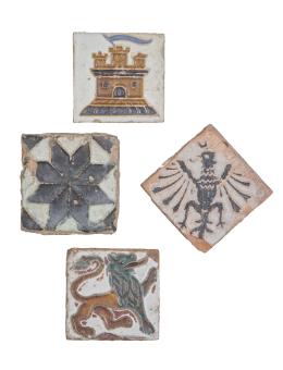 1082.  Lote de cuatro olambrillas de cerámica esmaltada en melado, azul y verde, con diferentes motivos.S. XVI.