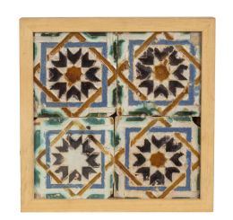 618.  Cuatro azulejos de cerámica esmaltada de arista con decoración de estrellas, enmarcados.Sevilla, S. XVI.