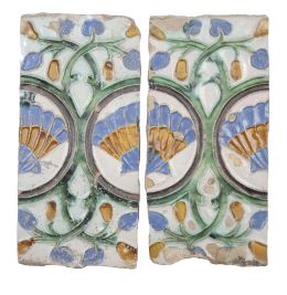 578.  Dos azulejos de tabla de cerámica esmaltada con la técnica de arista viva con decoración de conchas en verde, azul y melado.Triana, S. XVI.