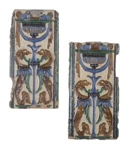 579.  Dos azulejos renacentistas de tabla de cerámica esmaltada "