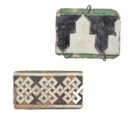 597.  Dos azulejos de arista cerámica esmaltados en negro, erde y