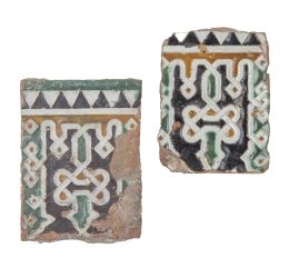581.  Dos azulejos de cerámica de arista, esmaltada con decoración de lacerías en negro y verdeToledo, 1401-1450.