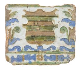 592.  Azulejo heráldico de arista de cerámica esmaltada en verde, ocre y azul, de la familia RiberaSevilla, 1501-1550