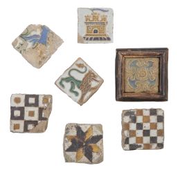 582.  Lote de siete olambrillas de cerámica de arista esmaltada con diferentes motivos.Toledo y Triana, S. XVI.