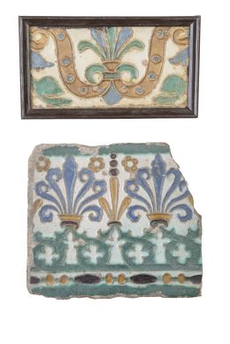 585.  Dos azulejos de cerámica de arista, esmaltada con palmetas en ocre, azul y verde.Toledo, S. XVI.