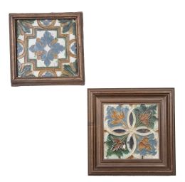 593.  Dos azulejos de cerámica esmaltada, uno con flores y otro con flor