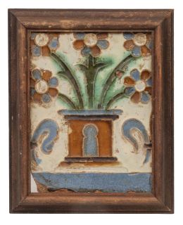591.  Azulejo de cerámica de arista, esmaltada en ocre, verde y azul con jarrón de flores.S. XVI.