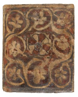 564.  Socarrat.Barro cocido y policromado, con flores y escudo inciso en el centro.Trabajo mudejar, Paterna, S. XV 