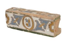 600.  Alizar heráldico de cerámica esmaltada de cuerda seca en azul y ocre.Toledo, S. XVI.