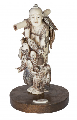 984.  Okimono en marfil tallado de un pescador.Trabajo japonés, S. XIX.