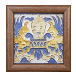 590.  Azulejo renacentista de cerámica esmaltada en azul y amarillo, decorado con hombre hoja.Triana, S. XVI.