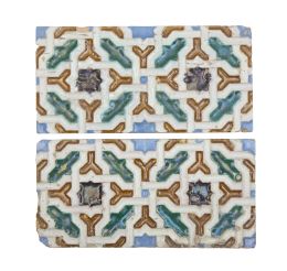 565.  Lote de dos azulejos de arista viva con decoración geométrica y de lacería de cerámica esmaltada en verde, azul, negro y melado.S. XVII.