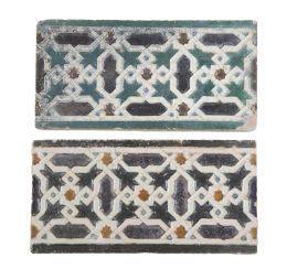 564.  Dos azulejos de cerámica esmaltada de estrellas pequeñas de seis puntas.Toledo, S. XVII.