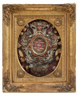 535.  Benditera barroca de bronce con relicario que contiene diferentes filacterias y aplicaciones de coral y turquesa.Trabajo siciliano, S. XVII.