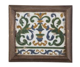 584.  Azulejo de cerámica esmaltada con decoración candeleri.Sevilla, S. XVI.