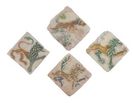 589.  Lote de cuatro olambrillas de cetreria, con un perro y tres leones, esmaltado en verde y melado.Sevilla, S. XVI.