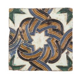 581.  Azulejo de cerámica esmaltada de arista con soga y estrella.S. XVI.