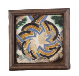 591.  Azulejo de cerámica esmaltada con soga, en negro, melado y verde.S. XVI.