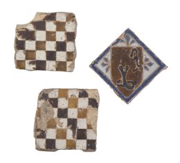 590.  Lote de tres olambrillas de cerámica esmaltada, dos con ajedrezado y una con escudo.Toledo, S. XVI.