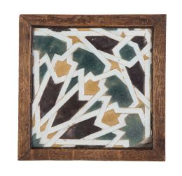 575.  Azulejo de cerámica de arista decorada con lacerías y esmalatada en negro, blanco, verde y melado.Toledo, principios del S. XVI.