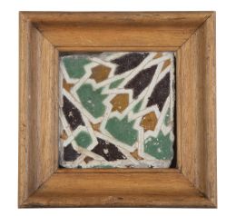 569.  Azulejo de cerámica de arista esmaltada en negro, melado, blanco y verde con decoración de lacerías.Toledo, S. XVI.