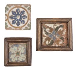 598.  Lote de tres olambrillas de cerámica esmaltada, con flor.Toledo, S. XVI.