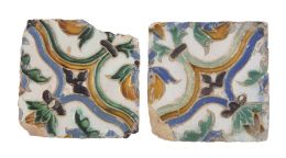 600.  Dos azulejos de arista de cerámica esmaltada con flor en azul, negro y melado.Toledo, S. XVI.