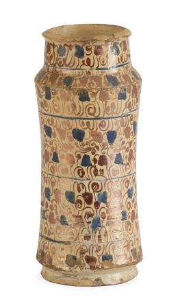 583.  Bote de cerámica esmaltada de reflejo metálico y azul.
Man