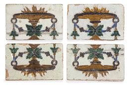 636.  Lote de cuatro azulejos de cerámica esmaltada de arista en melado, azul, verde, negro y azul.Sevilla, S. XVI.