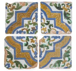 639.  Lote de cuatro azulejos de arista de cerámica esmaltada en verde, ocre, azul y melado.Toledo, S. XVI.