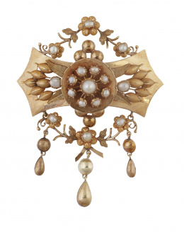63.  Broche S. XIX con gran lazo central, coronado por flor de perlas finas y espigas de oro mate laterales
