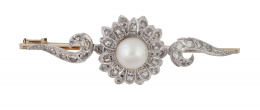 73.  Broche de pp. S. XX de diamantes con flor central adornada con una perla y pétalos de diamantes