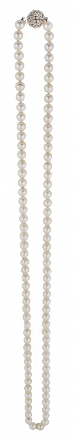 235.  Collar largo de un hilo de perlas con cierre de rosetón calado con brillantes.